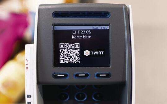 TWINT, BEZAHLAPP, ZAHLUNGSSYSTEM, BEZAHLSYSTEM, BARGELDLOS, ONLINE, DIGITAL, BARGELDLOSES BEZAHLEN, ZAHLEN, BEZAHLEN,  TWINT BEZAHL-APP, KONTAKTLOSES ZAHLEN, SMARTPHONE, HANDY, MOBILTELEFON, TELEFON, KASSE, BEZAHLSTATION, KARTENLESEGERAET, QR, CR-CODE