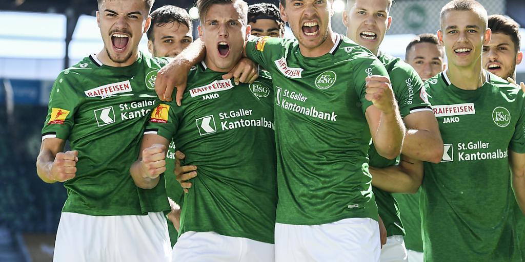 Die St. Galler feiern das 1:0 von Doppeltorschütze Ermedin Demirovic (2. von links) Die St. Galler feiern das 1:0 von Doppeltorschütze Ermedin Demirovic (2. von links)