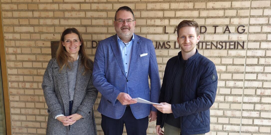 Nadine Vogelsang (l.) und Daniel Salzgeber (r.) haben gestern im Namen der FBP eine Interpellation zum Thema «KI, Cloud-Computing und technologische Infrastruktur» im Landtag eingereicht.