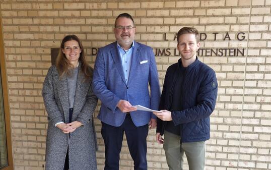 Nadine Vogelsang (l.) und Daniel Salzgeber (r.) haben gestern im Namen der FBP eine Interpellation zum Thema «KI, Cloud-Computing und technologische Infrastruktur» im Landtag eingereicht.