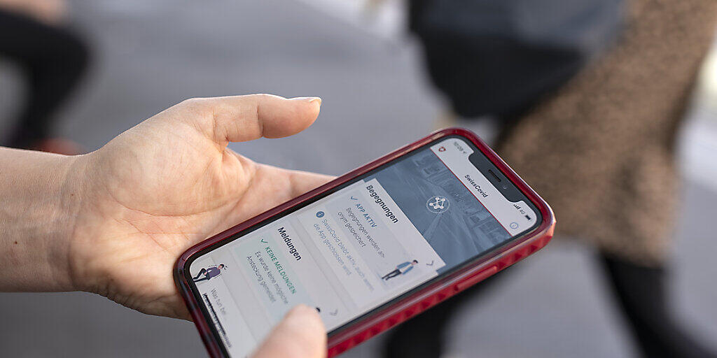 Über eine halbe Million Personen in der Schweiz benutzen die Swiss-Covid-App. (Archivbild)