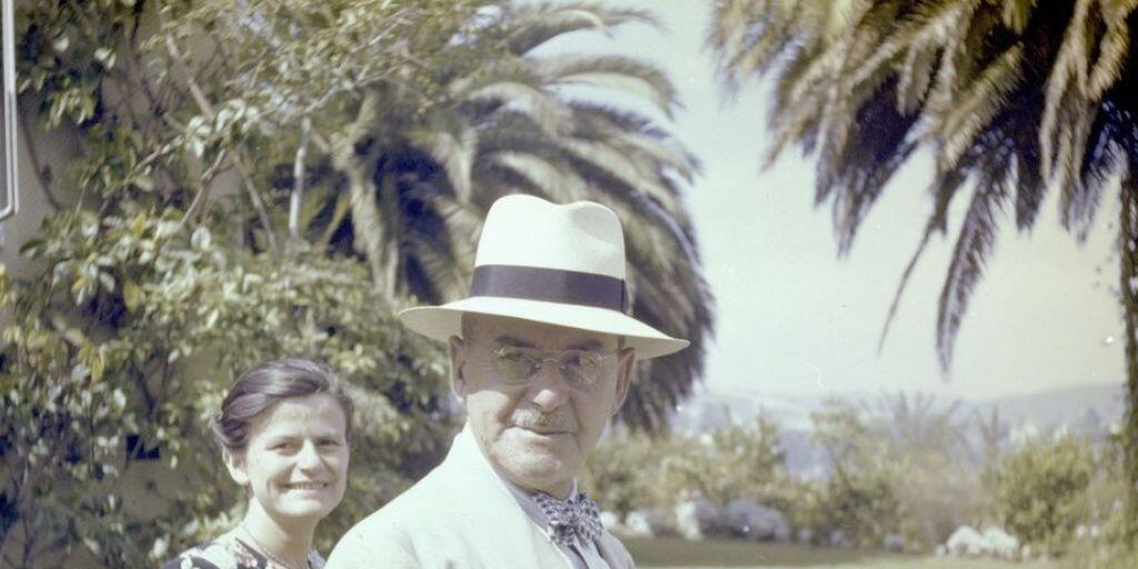 Thomas Mann und seine Tochter Elisabeth (l) weilen im Jahr 1946 im Garten ihres Hauses in Pacific Palisades (Kalifornien). (Archiv)