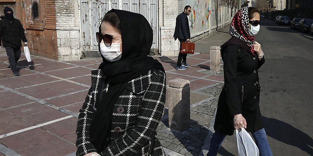 In zahlreichen iranischen Provinzen sind die Freitagsgebete wegen des Coronavirus abgesagt worden. Schulen, Universitäten, Kinos und Konzertsäle sind geschlossen und viele Iraner tragen in der Öffentlichkeit Masken und Handschuhe. In zahlreichen iranischen Provinzen sind die Freitagsgebete wegen des Coronavirus abgesagt worden. Schulen, Universitäten, Kinos und Konzertsäle sind geschlossen und viele Iraner tragen in der Öffentlichkeit Masken und Handschuhe.
