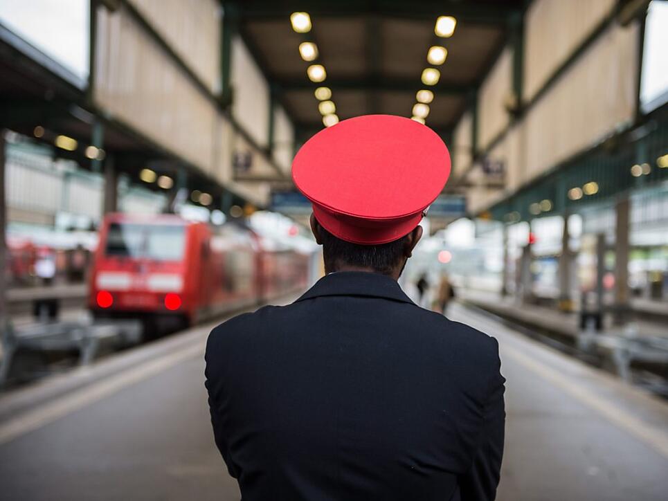 Die Deutsche Bahn sucht viele neue Mitarbeiter, darunter mehr als 1000 neue Lokführer. (Symbolbild)