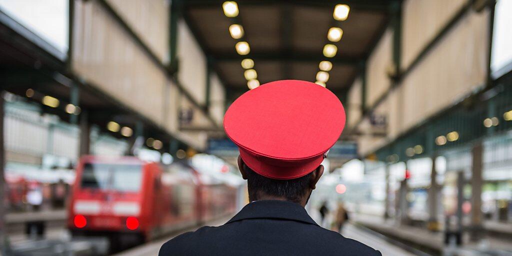 Die Deutsche Bahn sucht viele neue Mitarbeiter, darunter mehr als 1000 neue Lokführer. (Symbolbild)