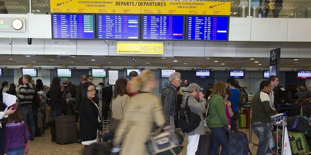 Passagiere in Genf-Cointrin: Das Serviceunternehmen ISS Facility Services hat in einem Rechtsstreit mit dem Flughafen einen Teilsieg errungen. (Archiv)