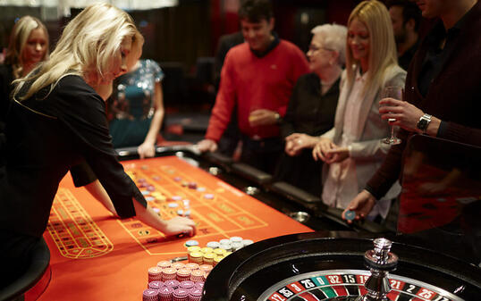 Der Ständerat will angeschlagenen Casino-Betrieben in touristischen Gebieten stärker unter die Arme greifen. (Symbolbild)