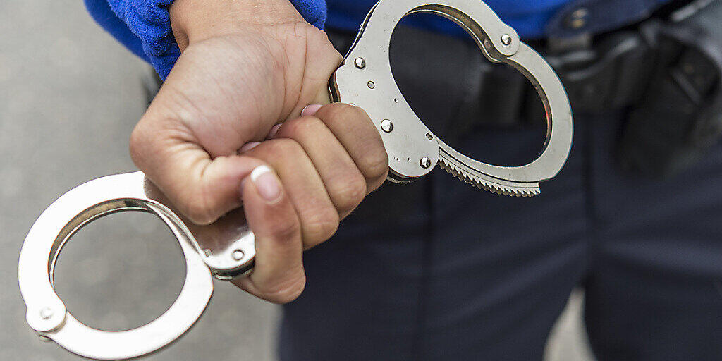 Ein Mann hat in Winterthur absichtlich einen Polizisten angehustet. Er wurde verhaftet. (Symbolbild)