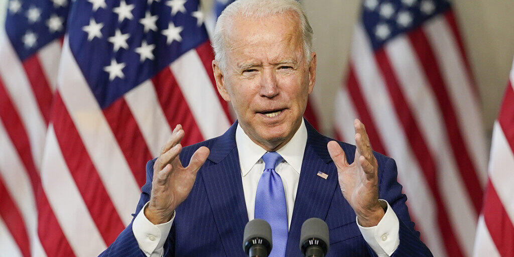 ARCHIV - Joe Biden, demokratischer Präsidentschaftskandidat und ehemaliger US-Vizepräsident, spricht im historischen Museum «National Constitution Center». Biden hat Amtsinhaber Donald Trump vorgeworfen, wie Nazi-Propagandaminister Joseph Goebbels zu lügen. Foto: Carolyn Kaster/AP/dpa