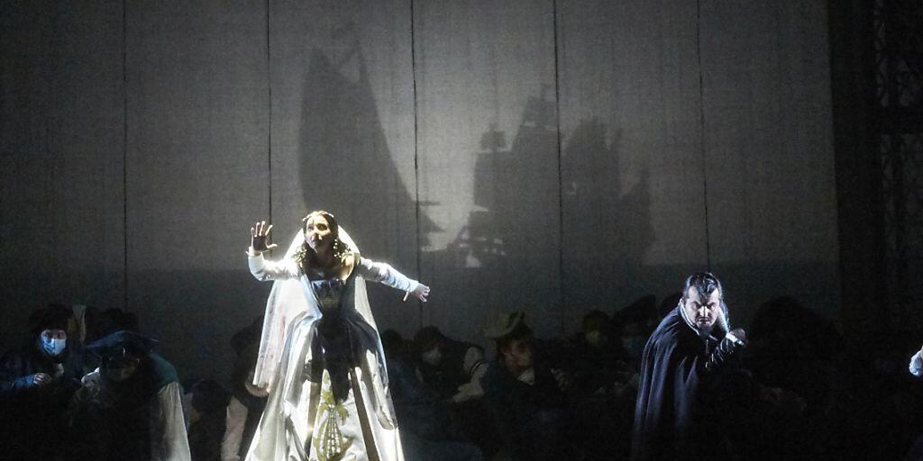 Die Dienerin Emilia (Sarah Mehnert) und die Zyprioten erwarten die Ankunft von Otello: Die Berner Inszenierung der Verdi-Oper "Otello" rückt die Dienerin ins Zentrum; aus ihrer Perspektive wird das Drama erzählt. Die Dienerin Emilia (Sarah Mehnert) und die Zyprioten erwarten die Ankunft von Otello: Die Berner Inszenierung der Verdi-Oper "Otello" rückt die Dienerin ins Zentrum; aus ihrer Perspektive wird das Drama erzählt.