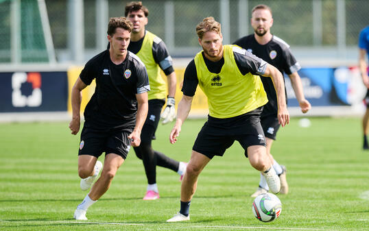 Nicolas Hasler (r.) im Training zusammen mit Simon Lüchinger. Hasler wird am Donnerstag zum 95. Mal für Liechtenstein auf dem Platz stehen.