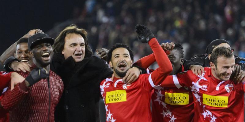 Sion-Präsident Christian Constantin feiert mit seinen Spielern nach dem 0:0 gegen Liverpool den Einzug in die Europa-League-Sechzehntelfinals