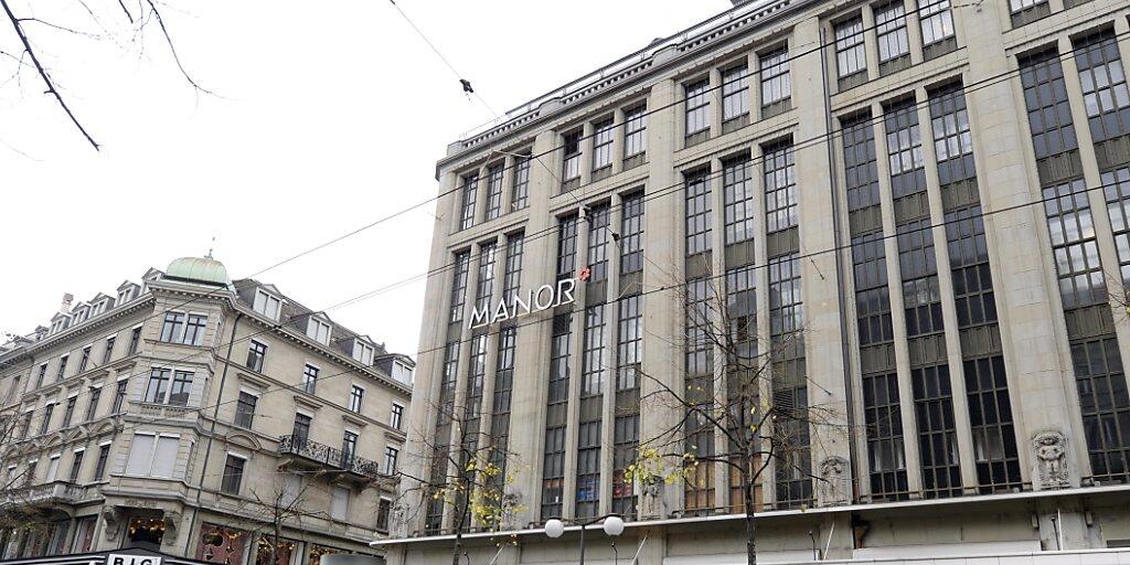 Manor wirft im Streit mit der Liegenschaftsbesitzerin Swiss Life das Handtuch: Das Warenhaus an der Zürcher Bahnhofstrasse wird Ende Januar 2020 geschlossen. Manor wirft im Streit mit der Liegenschaftsbesitzerin Swiss Life das Handtuch: Das Warenhaus an der Zürcher Bahnhofstrasse wird Ende Januar 2020 geschlossen.