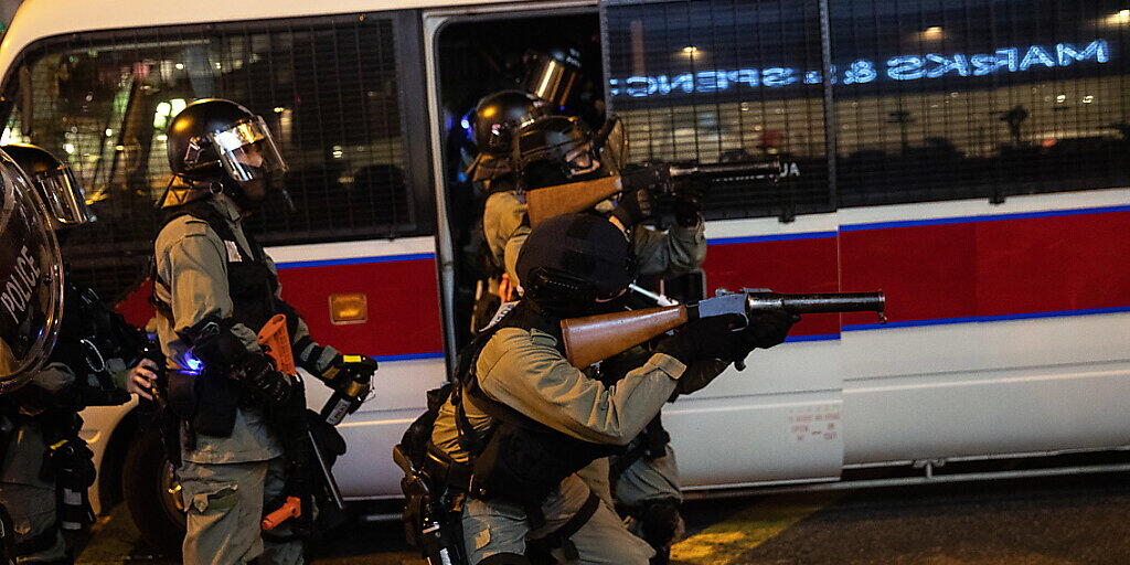 Schwerbewaffnete Polizisten in Hongkong im Einsatz gegen Demonstranten.
