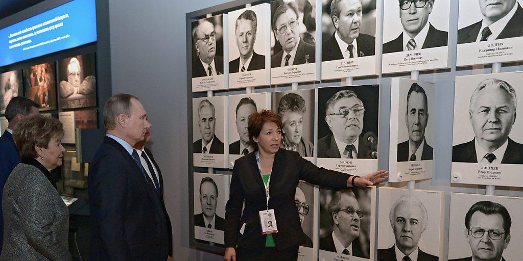 Der russische Präsident Wladimir Putin und die Witwe von Boris Jelzin, Naina, bei der Eröffnung des neuen Jelzin-Museums. Sie hören den Erklärungen von Jelzins Tochter Tatjana Jumasschewa (rechts) zu.