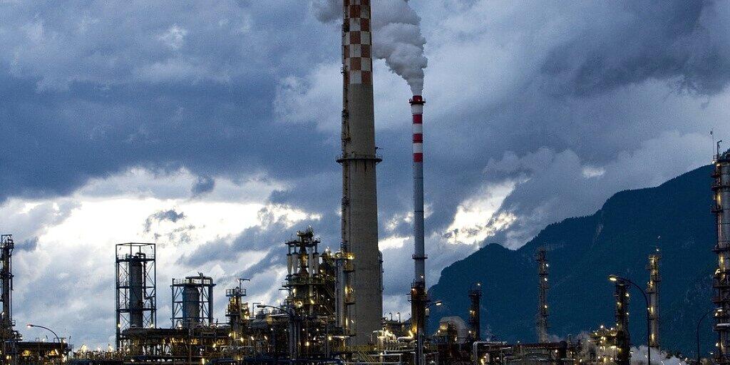 Die Tamoil-Raffinerie ist seit Januar 2015 stillgelegt. Die Produktion der Raffinerie entsprach etwa 19 Prozent des jährlichen Verbrauchs an Erdölprodukten in der Schweiz. (Archivbild)