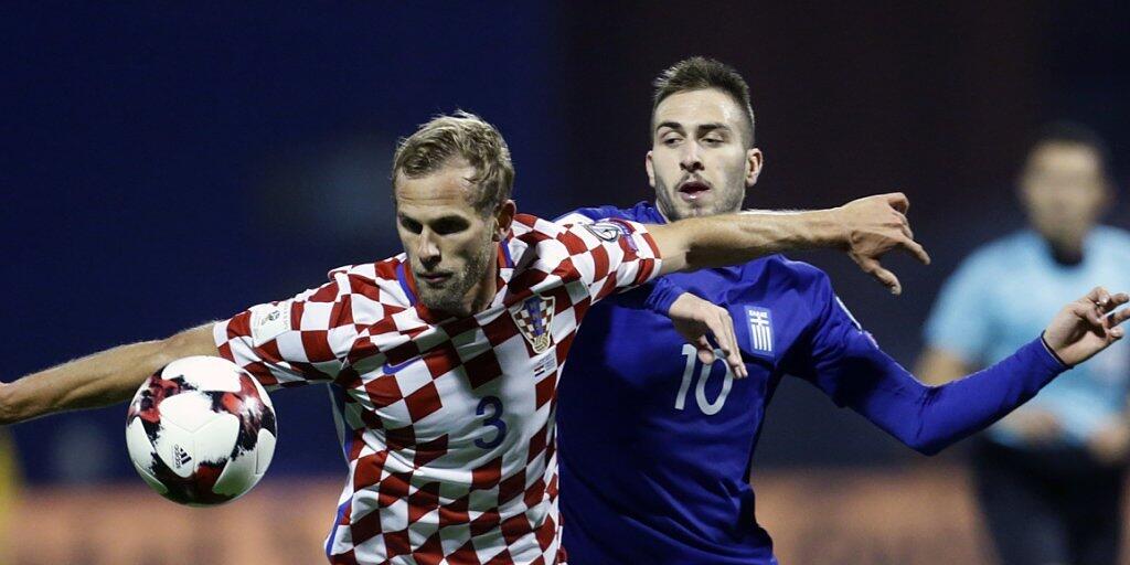 Griechenlands Kostas Fortounis (rechts) hat das Nachsehen gegen Kroatiens Ivan Strinic - eine Szene mit Symbolcharakter für das Hinspiel zwischen den beiden Teams in den WM-Playoffs