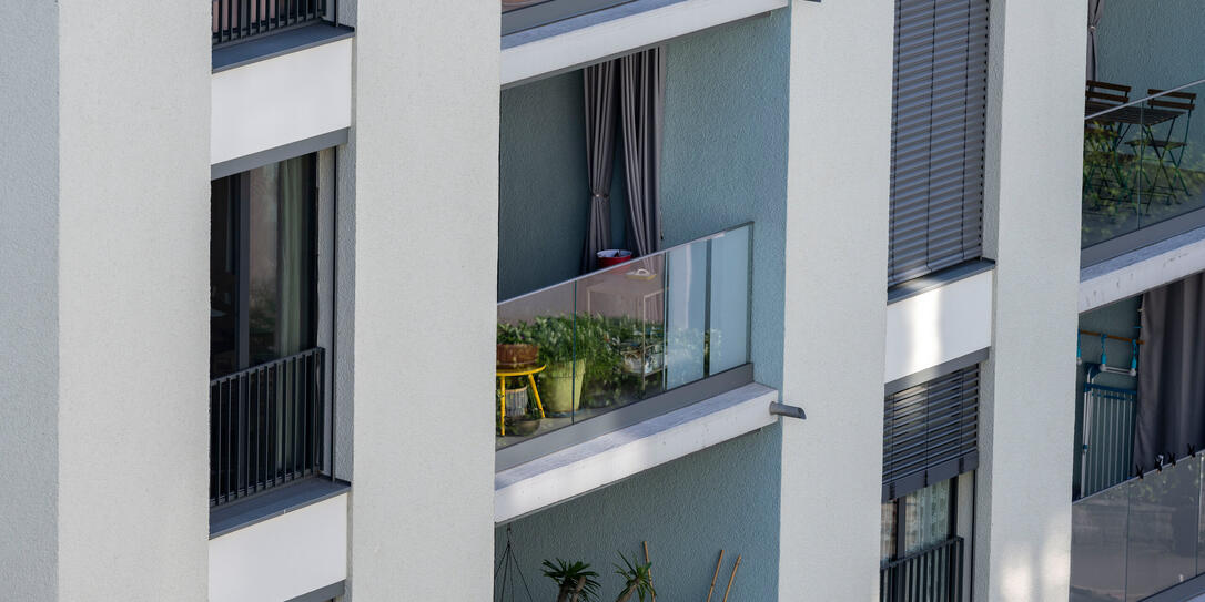 HAUS, WOHNHAUS, WOHNEN, EINFAMILIENHAUS, IMMOBILIE, IMMOBILIEN, SYMBOLBILD, FENSTER, BALKON, CAPTIONLEFT