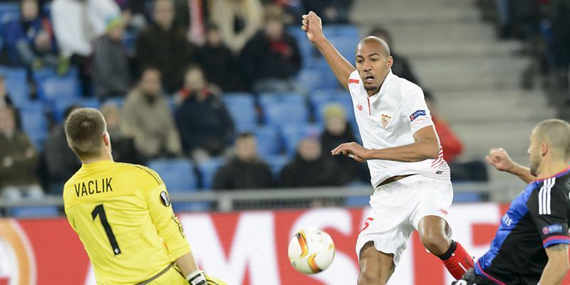 Tomas Vaclik (in gelb) vereitelt den Matchball von Sevillas Steven N'Zonzi