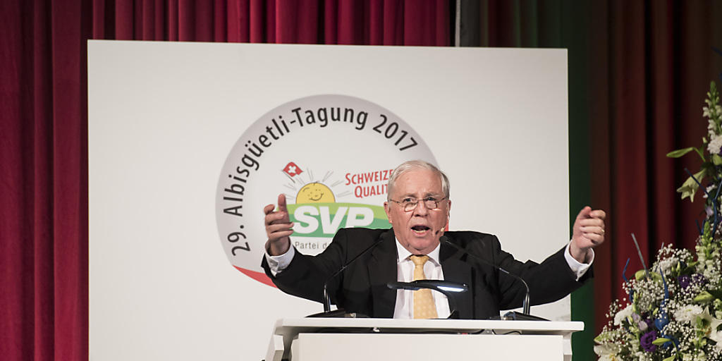 SVP-Chefstratege Christoph Blocher sprach an der diesjährigen Albisgüetlitagung in Zürich im Zusammenhang mit der Umsetzung der Zuwanderungsinitiative von einem "bösartigen Verfassungsbruch". Die Schein-Elite sei daran, den Bürgern ihre Gesetzgebungskompetenz zu entreissen.