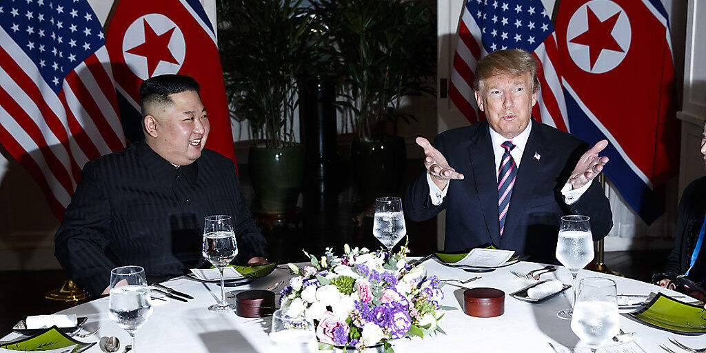 Nordkoreas Machthaber Kim Jong Un und US-Präsident Donald Trump beim gemeinsamen Abendessen in der vietnamesischen Hauptstadt Hanoi.