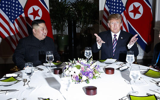 Nordkoreas Machthaber Kim Jong Un und US-Präsident Donald Trump beim gemeinsamen Abendessen in der vietnamesischen Hauptstadt Hanoi.