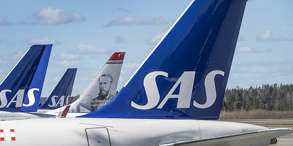 Die skandinavische Fluggesellschaft SAS hat angesichts der Corona-Krise im April einen Passagiereinbruch von fast 96 Prozent erlitten. (Archivbild)