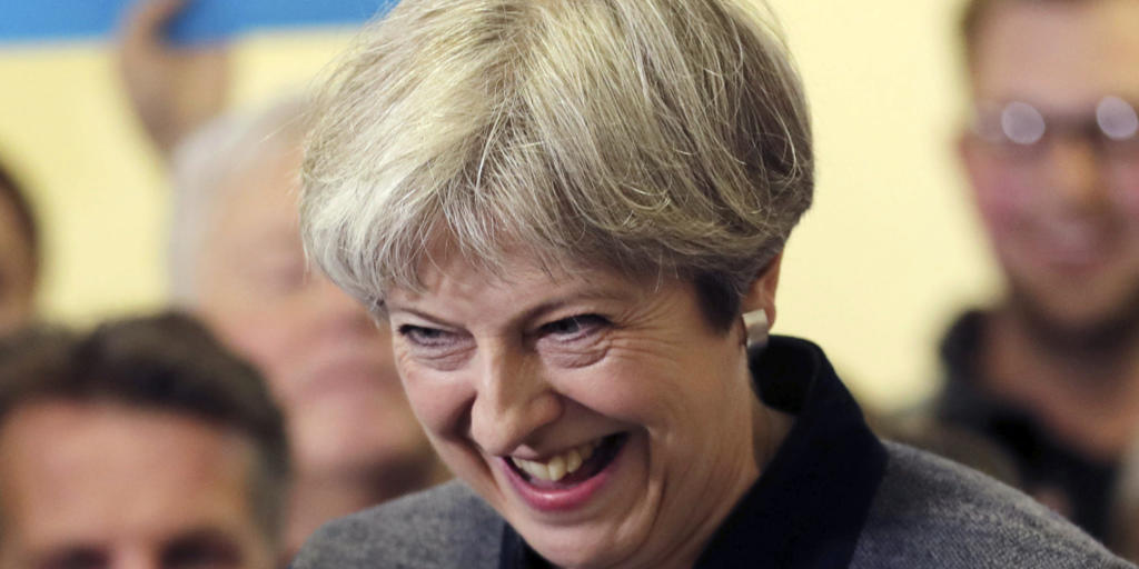 Die britische Premierministerin Theresa May kann sich freuen - ihre Partei legt bei Umfragen deutlich zu. (Archivbild)