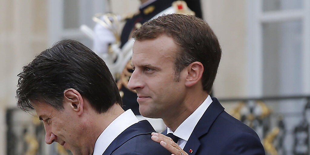 Der französische Präsident Emmanuel Macron hat am Freitag Italiens Premier Giuseppe Conte zu dessen Antrittsbesuch in Paris empfangen. (AP Photo/Michel Euler)
