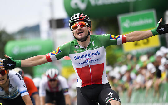 Grosse Freude bei Elia Viviani: Der italienische Meister gewann im Sprint die 4. Etappe der Tour de Suisse, die über 164 km von Murten nach Arlesheim führte. Viviani verwies den Australier Michael Matthews und Leader Peter Sagan auf die Plätze 2 und 3