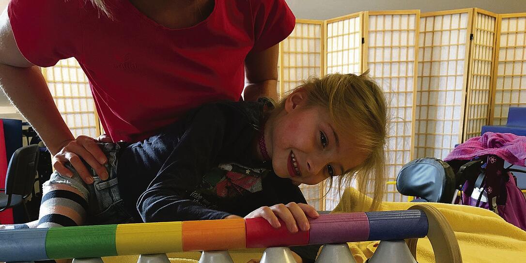 Summer Lou ist mit einem seltenen Gendefekt auf die Welt gekommen: Dem Rett-Syndrom. Ihre Geschichte hatte viele Reaktionen ausgelöst, was die Familie von Summer überwältigt hat. Mit so viel Zuspruch hätten sie nicht gerechnet und wollen mit dem Schritt an die Öffentlichkeit Gleichgesinnten Mut machen. Summer Lou ist mit einem seltenen Gendefekt auf die Welt gekommen: Dem Rett-Syndrom. Ihre Geschichte hatte viele Reaktionen ausgelöst, was die Familie von Summer überwältigt hat. Mit so viel Zuspruch hätten sie nicht gerechnet und wollen mit dem Schritt an die Öffentlichkeit Gleichgesinnten Mut machen.