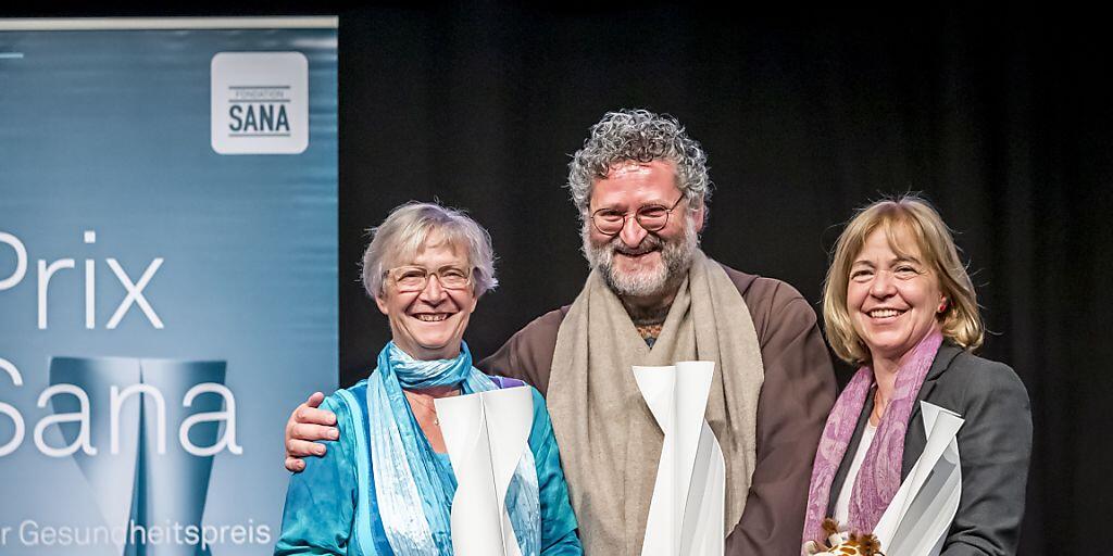 Mönch mit zwei Damen: Fra Martino Dotta (Mitte), flankiert von Anna Maria Sury (links) und Margaretha Rieser (rechts) nach der Übergabe des Prix Sana 2019.