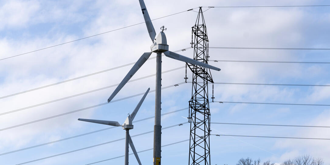 WINDKRAFTANLAGE, WINDENERGIEANLAGE, WINDENEERGIE, WINDKRAFTWERK, WINDRAD, ERNEUERBARE ENERGIEN, STROMPRODUKTION, STROMNETZ,  HOCHSPANNUNGSLEITUNG, STROMMAST, HOCHSPANNUNGSMAST, FREILEITUNGSMAST, STOMLEITUNG, ELEKTRISCHE ENERGIE, STROM, ELEKTRISCHER STROM,