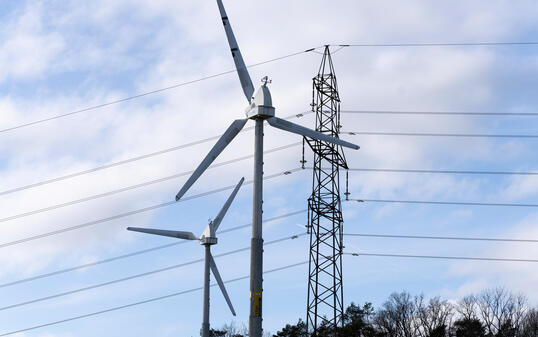 WINDKRAFTANLAGE, WINDENERGIEANLAGE, WINDENEERGIE, WINDKRAFTWERK, WINDRAD, ERNEUERBARE ENERGIEN, STROMPRODUKTION, STROMNETZ,  HOCHSPANNUNGSLEITUNG, STROMMAST, HOCHSPANNUNGSMAST, FREILEITUNGSMAST, STOMLEITUNG, ELEKTRISCHE ENERGIE, STROM, ELEKTRISCHER STROM,