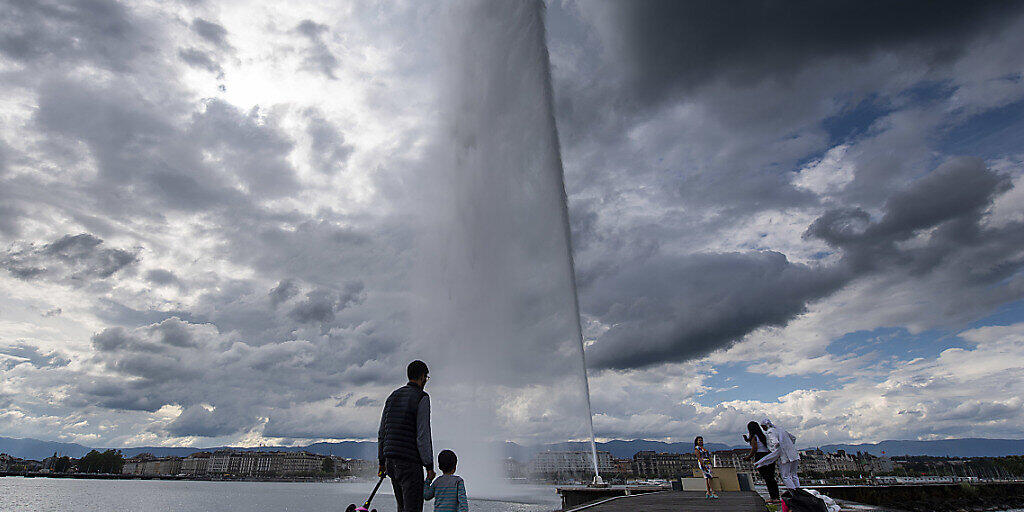 Der Springbrunnen Jet d'eau im Genfer Seebecken ist ein Wahrzeichen der Stadt.