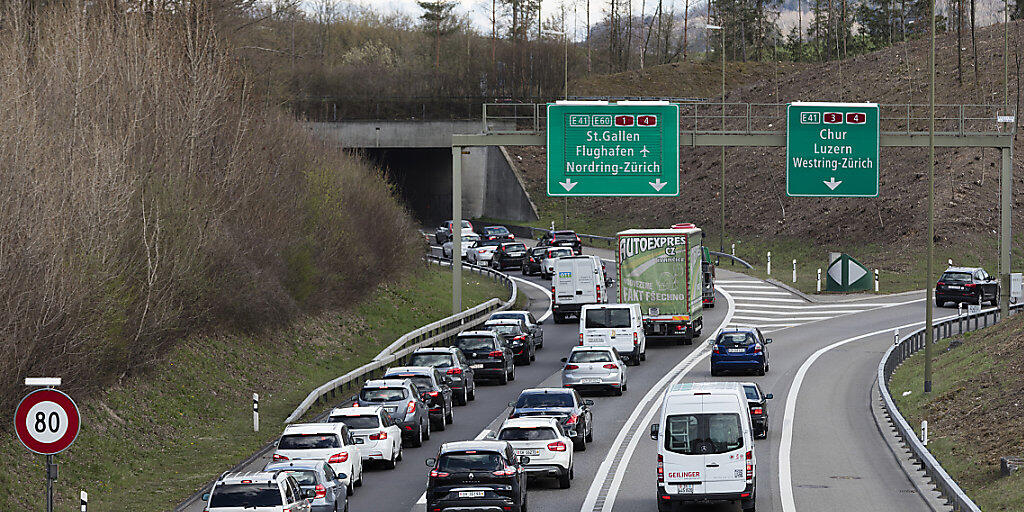 Der dichte Kolonnenverkehr würde flüssiger, wenn auf Autobahnen rechts überholt werden dürfte. Der Bundesrat ist bereit, das heute geltende Verbot zu lockern. (Archivbild)