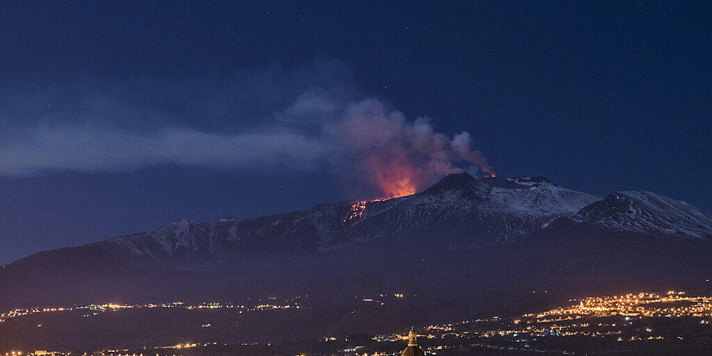 Er rumort wieder: Der Vulkan Ätna mit der Stadt Riposto auf Sizilien im Vordergrund. (Archivbild)