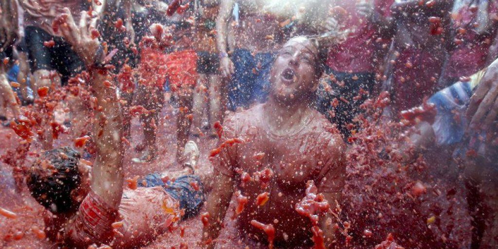 Kindertraum: Einmal im Jahr dürfen sich Einwohner und Touristen in der ostspanischen Stadt Buñol mit Tomaten bewerfen und in der Tomatenbrühe suhlen. Kindertraum: Einmal im Jahr dürfen sich Einwohner und Touristen in der ostspanischen Stadt Buñol mit Tomaten bewerfen und in der Tomatenbrühe suhlen.