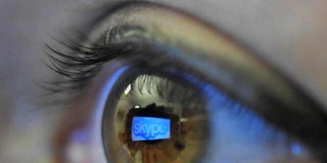 Software Skype spiegelt sich im Auge einer Frau (Symbolbild) Software Skype spiegelt sich im Auge einer Frau (Symbolbild)