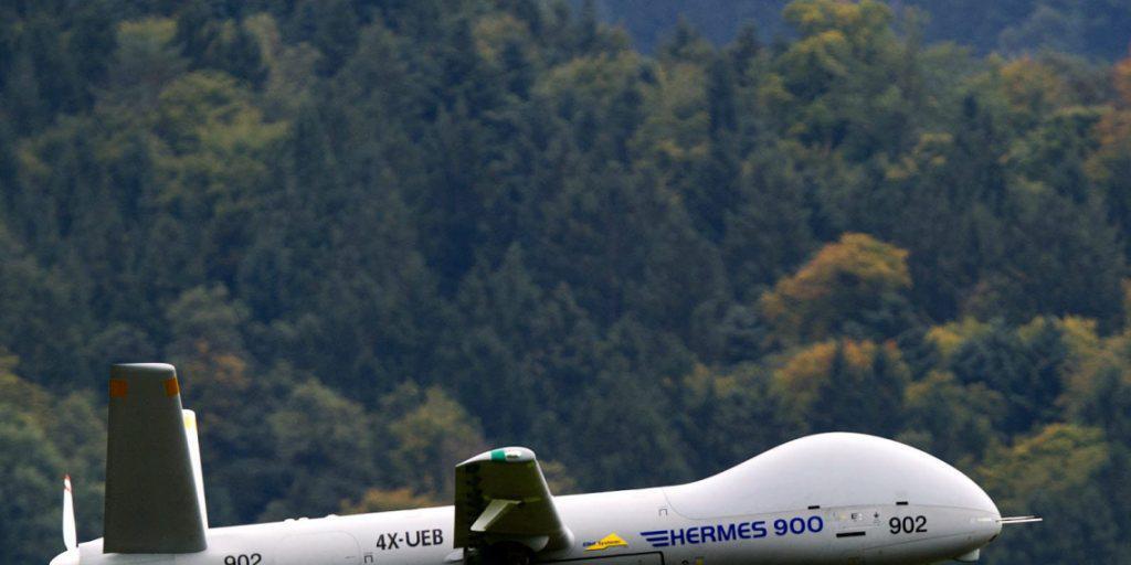 Eine Drohne des Typs Hermes 900 auf einem Testflug. Die Eidgenössische Finanzkontrolle hat den Kauf von sechs Drohnen dieses Typs unter die Lupe genommen. (Archiv)