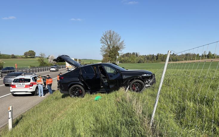 H&ouml;he Matzingen TG kam es zu einer Streifkollision zwischen einem der beiden BMW und zwei unbeteiligten Fahrzeugen.