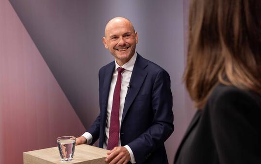 Videointerview 100 Tage in der Regierung mit Hubert B&uuml;chel