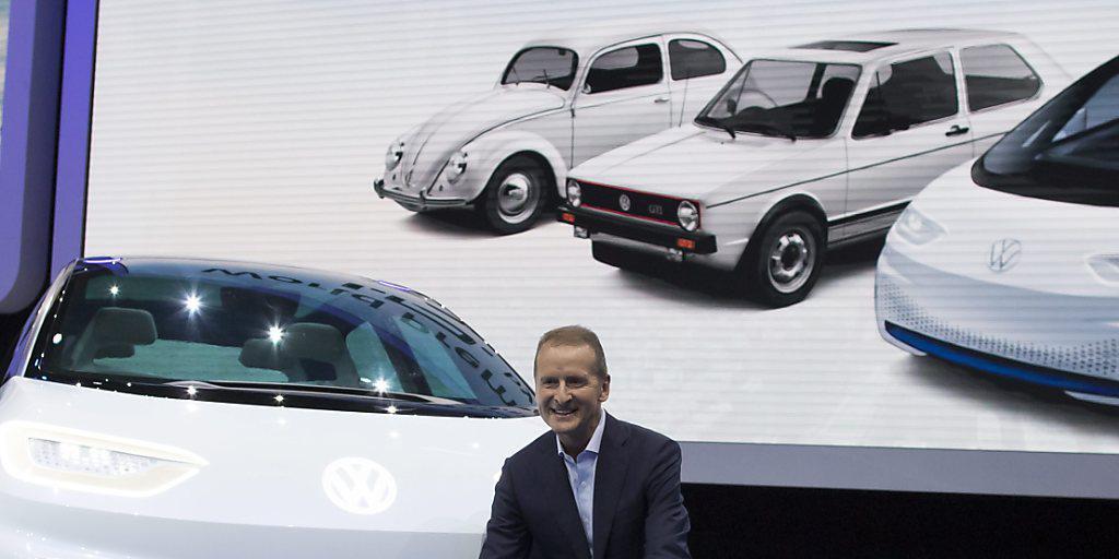 Der Markenchef und sein Elektroauto: Herbert Diess mit dem neuen Volkswagen I.D. an der Pariser Automesse.