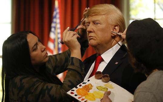 Letzte Retuschen am künftigen US-Präsidenten: Das Wachsfigurenkabinett Madame Tussauds in London ist bereit für die Amtseinsetzung von Donald Trump.