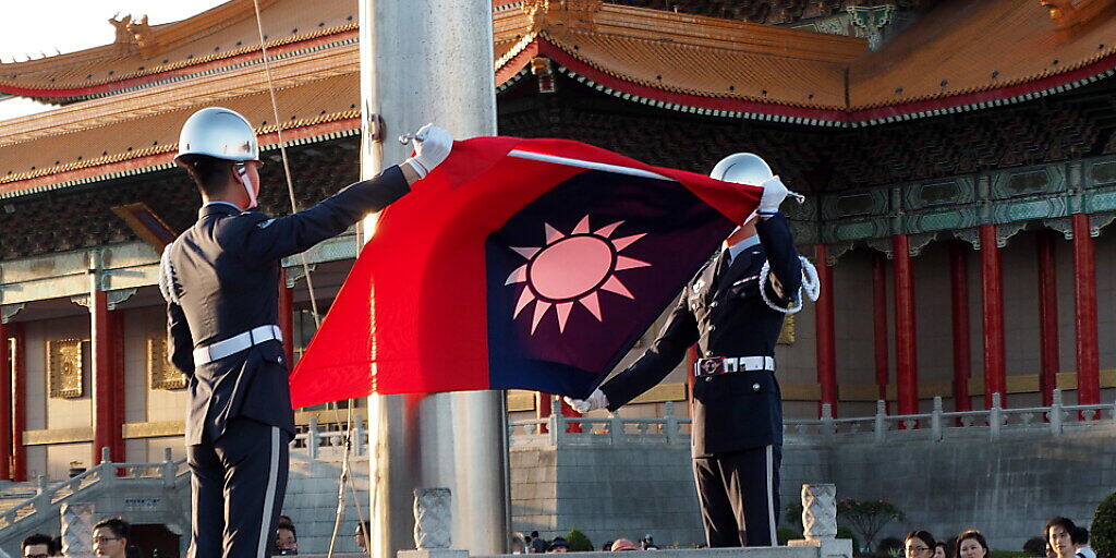 Soldaten in Taipeh holen die taiwanesische Flagge ein. (Archivbild)
