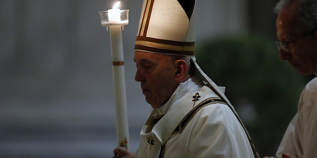 Mit einer Abendmesse hat Papst Franziskus am Samstag das Osterfest eröffnet. Beim Gottesdienst im riesigen Petersdom, der Zehntausende Besucher fasst, waren nur wenige Würdenträger und Gläubige dabei.