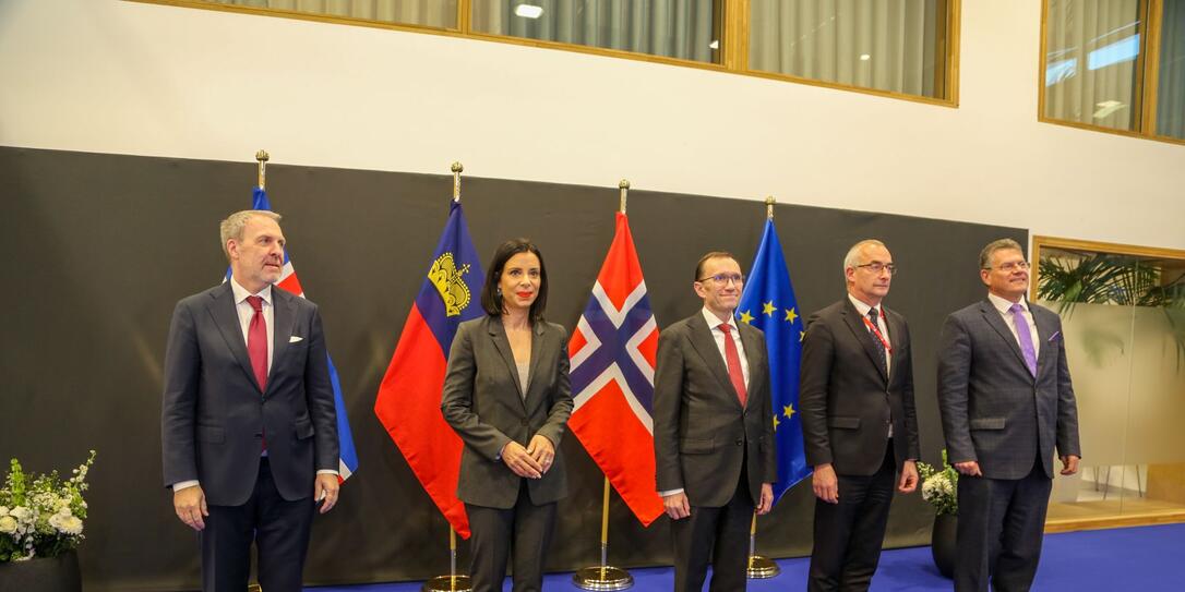 EWR-Rat in Brüssel Mit: Kristján Andri Stefánsson (Botschafter Island), Dominique Hasler (Aussenministerin Liechtenstein), Espen Barth Eide (Aussenminister Norwegen), Péter Sztáray (Staatssekretär Ungarn) und Maroš Šefčovič (Vizepräsident der Europäischen Kommission). EWR-Rat in Brüssel Mit: Kristján Andri Stefánsson (Botschafter Island), Dominique Hasler (Aussenministerin Liechtenstein), Espen Barth Eide (Aussenminister Norwegen), Péter Sztáray (Staatssekretär Ungarn) und Maroš Šefčovič (Vizepräsident der Europäischen Kommission).