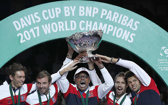 Die Franzosen mit Team-Captain Yannick Noah sind die Titelverteidiger