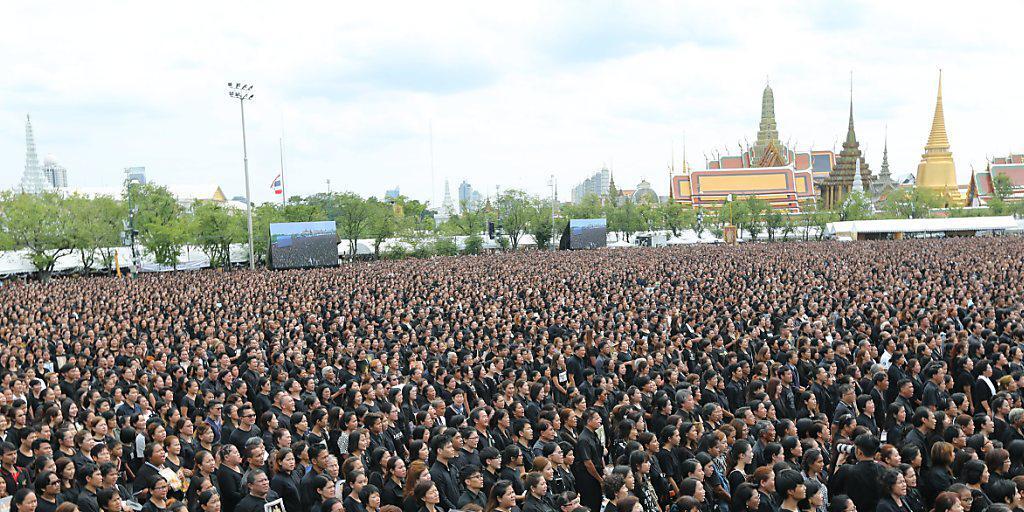 Zehntausende Trauernde auf dem Sanam-Luang-Platz