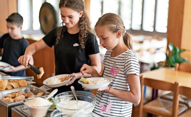 RUDOLF STEINER SCHULE, RUDOLF STEINER SCHULE ST. GALLEN, PRIVATSCHULE, ANTROSOPHIE, WALDORFPAEDAGOGIK, WALDORFSCHULE, MENSA, MITTAGESSEN, MITTAGSTISCH, BUFFET, ESSEN SCHOEPFEN,